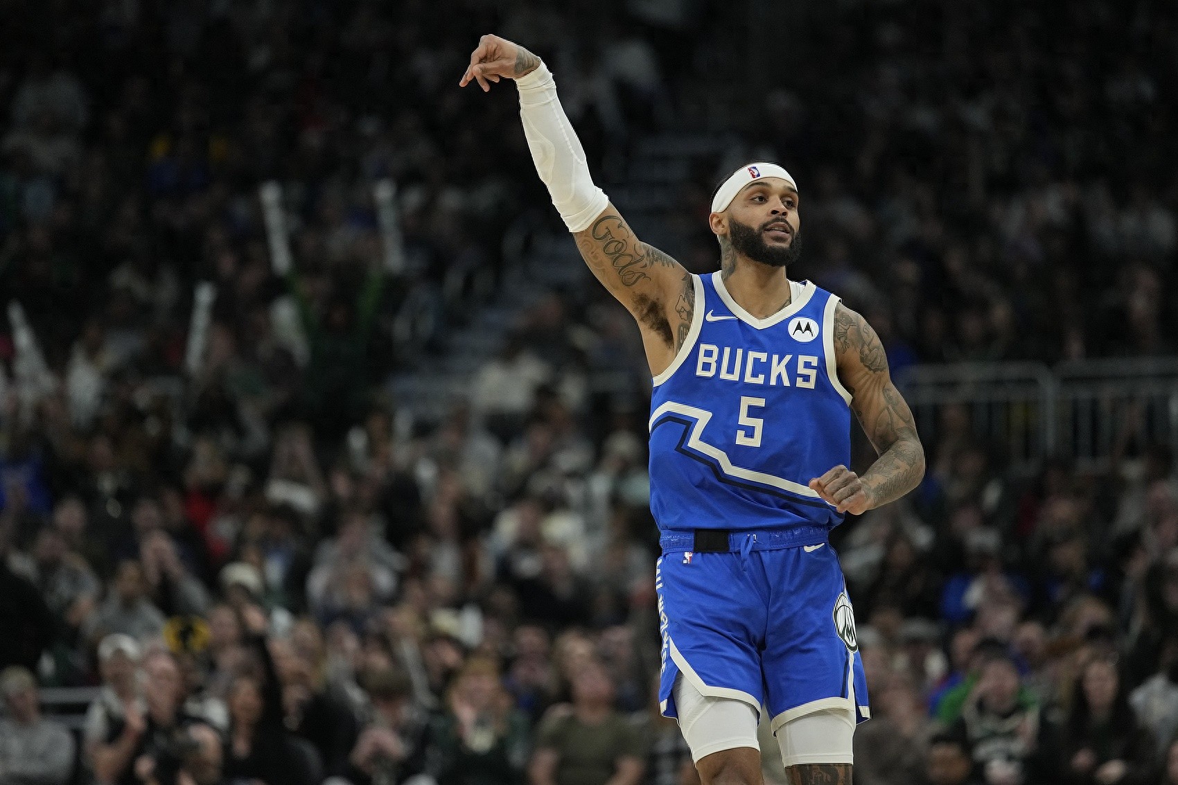 NBA常规赛国际比赛日再迎强敌,密尔沃基雄鹿手感冰凉,主帅态度——震撼外界,团队化学反应显著的简单介绍-(随机)